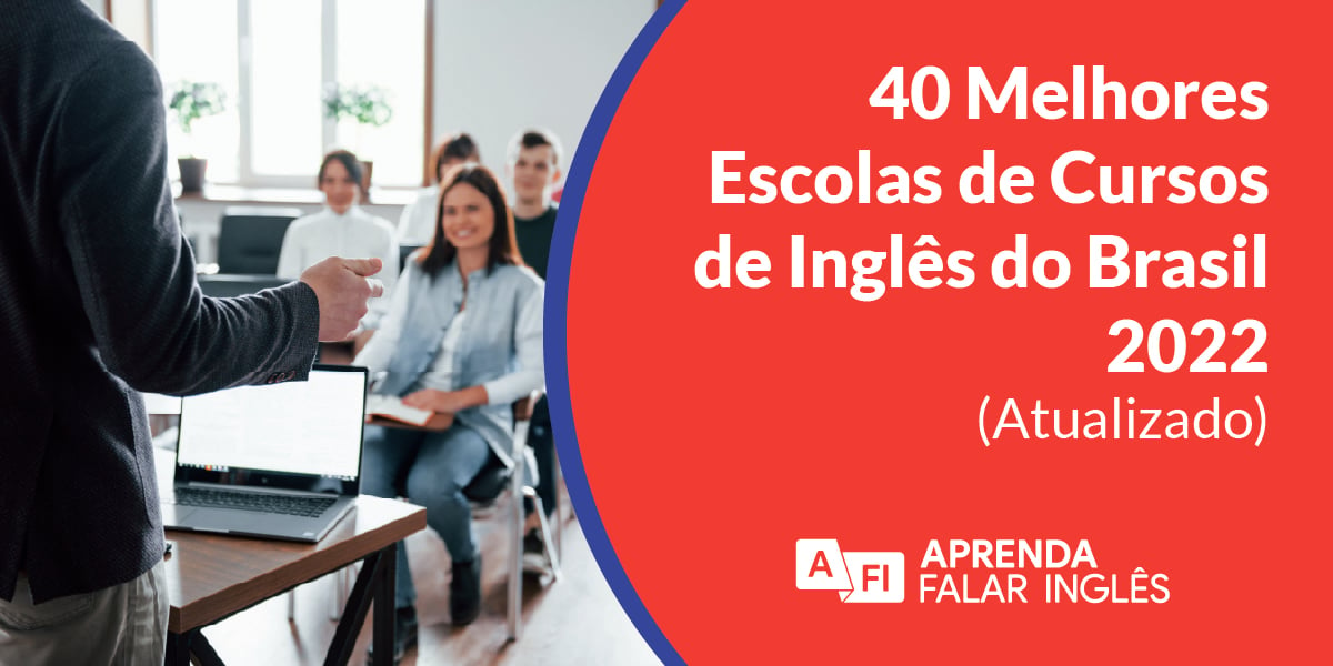 40 melhores escolas de inglês do Brasil 2022 - uma moça sorrinddo dentro da sala de aula enquanto olha o professor