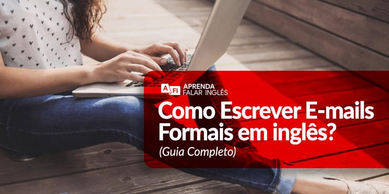 Uma mulher de camiseta, calça jeans, sentada no chão, com notebook no colo, digitando