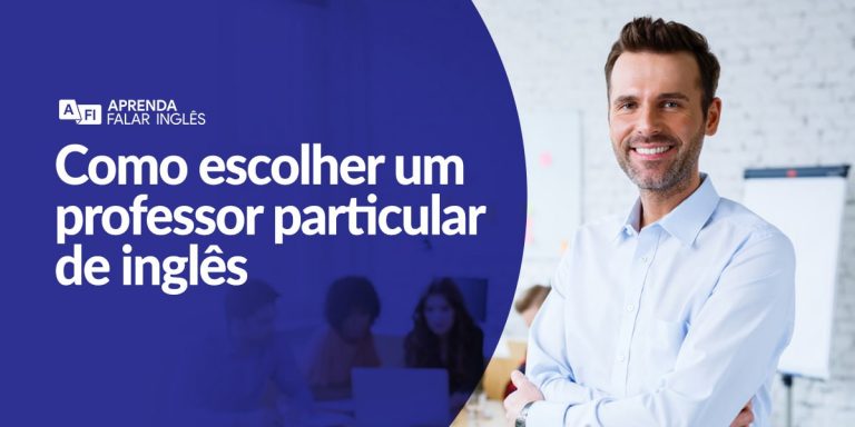 Um professor, com camisa social, braços cruzados, sorrindo