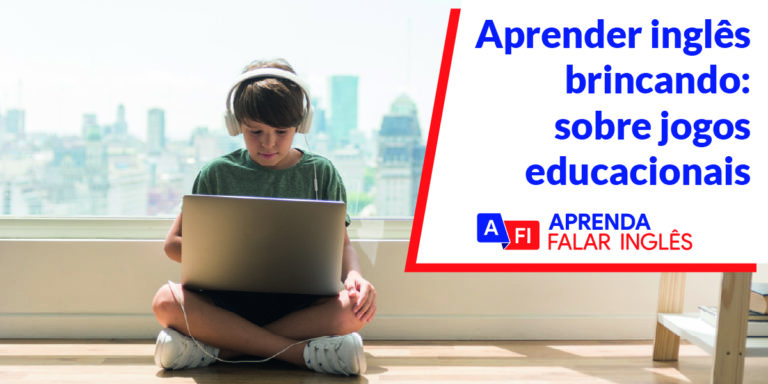 Aprenda Inglês Brincando sobre jogos educacionais - uma criança em frente ao notebook sentada no chão de fone estudando