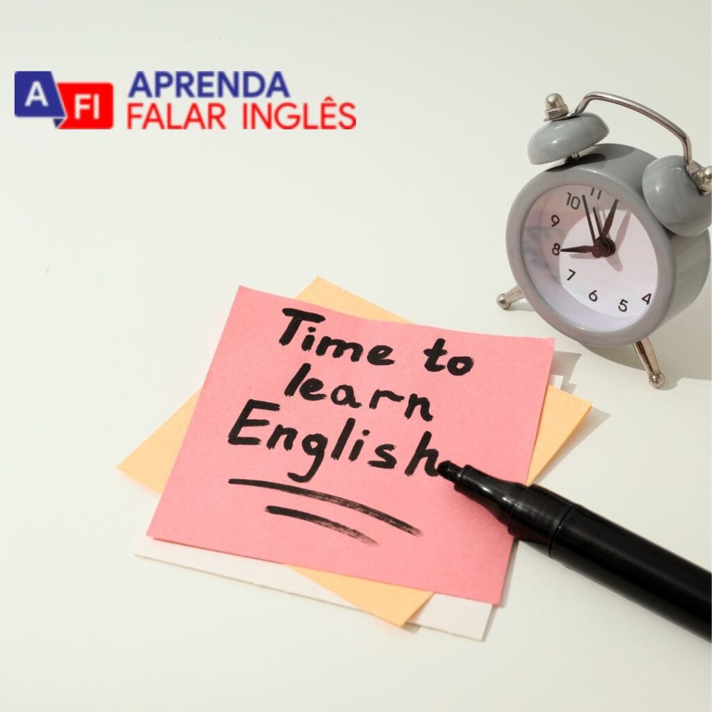 Quadro mostra um relógio e um post it escrito time learn English