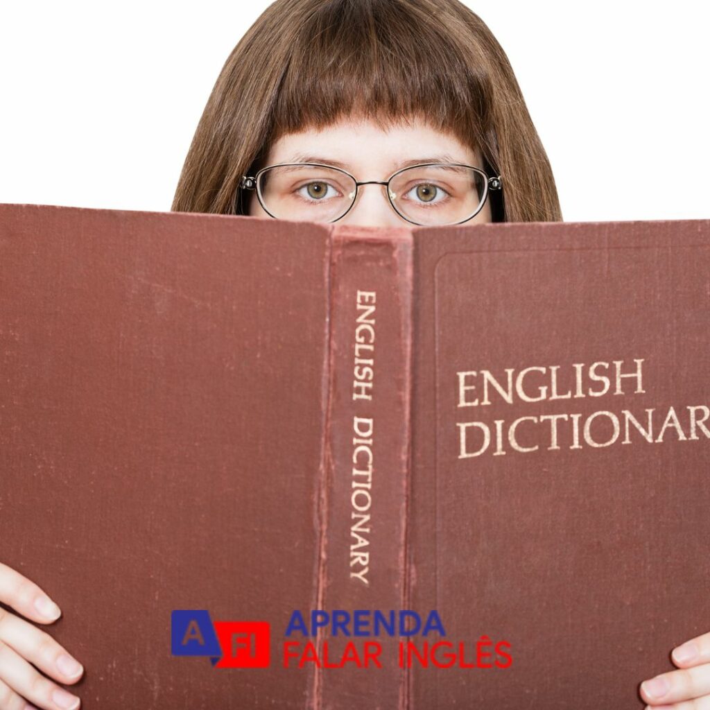 Quadro mostra uma jovem segurando um dicionário de inglês