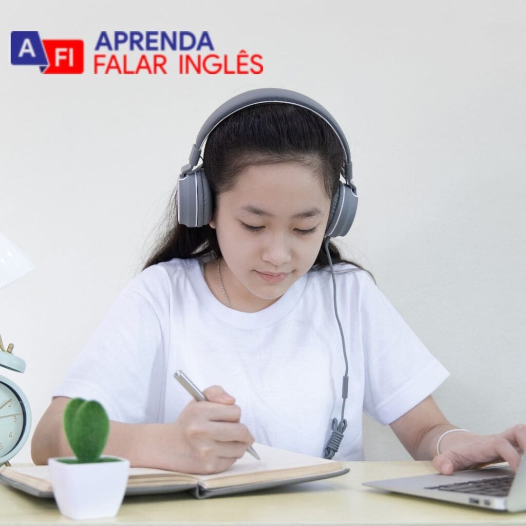 Quadro mostra uma jovem estudando com fones de ouvido